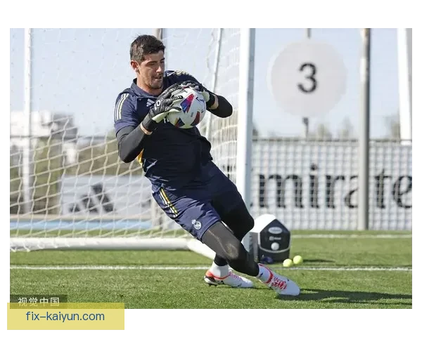 库尔图瓦庆祝动作起源引发球迷热议，表现值得关注