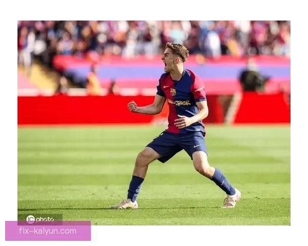 加维身披巴萨4号球衣表现稳健，持续提升中场竞争力